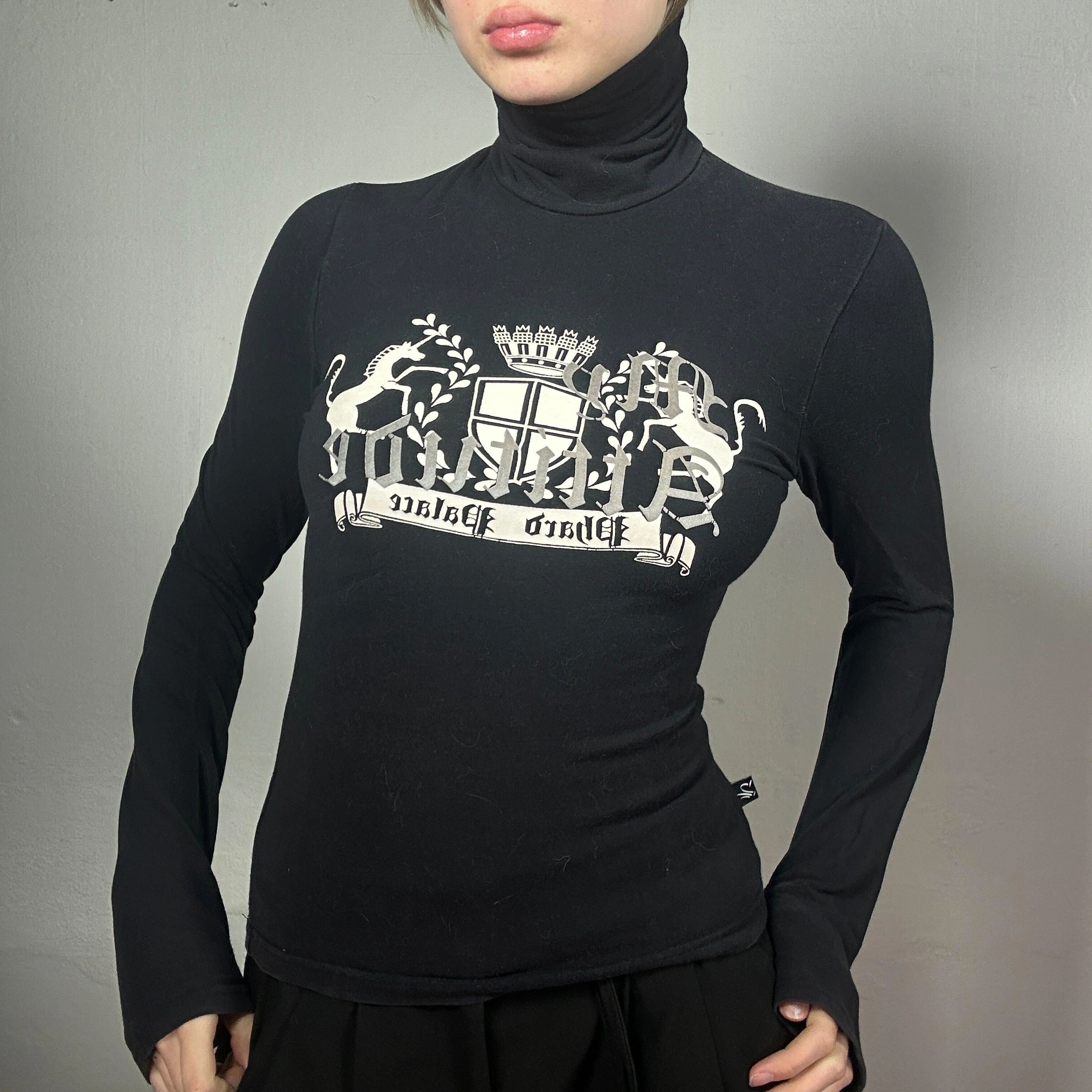 Ciemna Elegancja: Top z Graficznym Nadrukiem Vintage Y2K